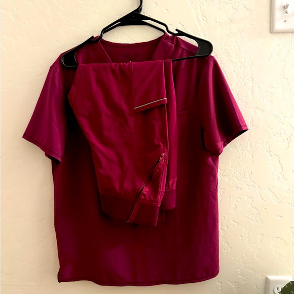 Maroon Allura scrubs set in small - Picture 1 of 6